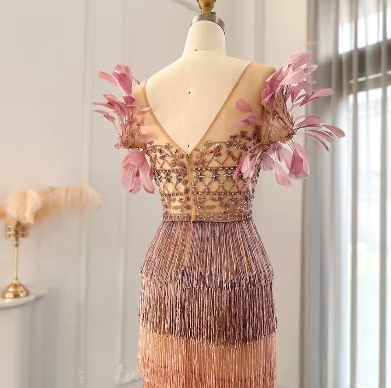 VESTIDO LARGO BARBAS CANUTILLO CON PLUMAS