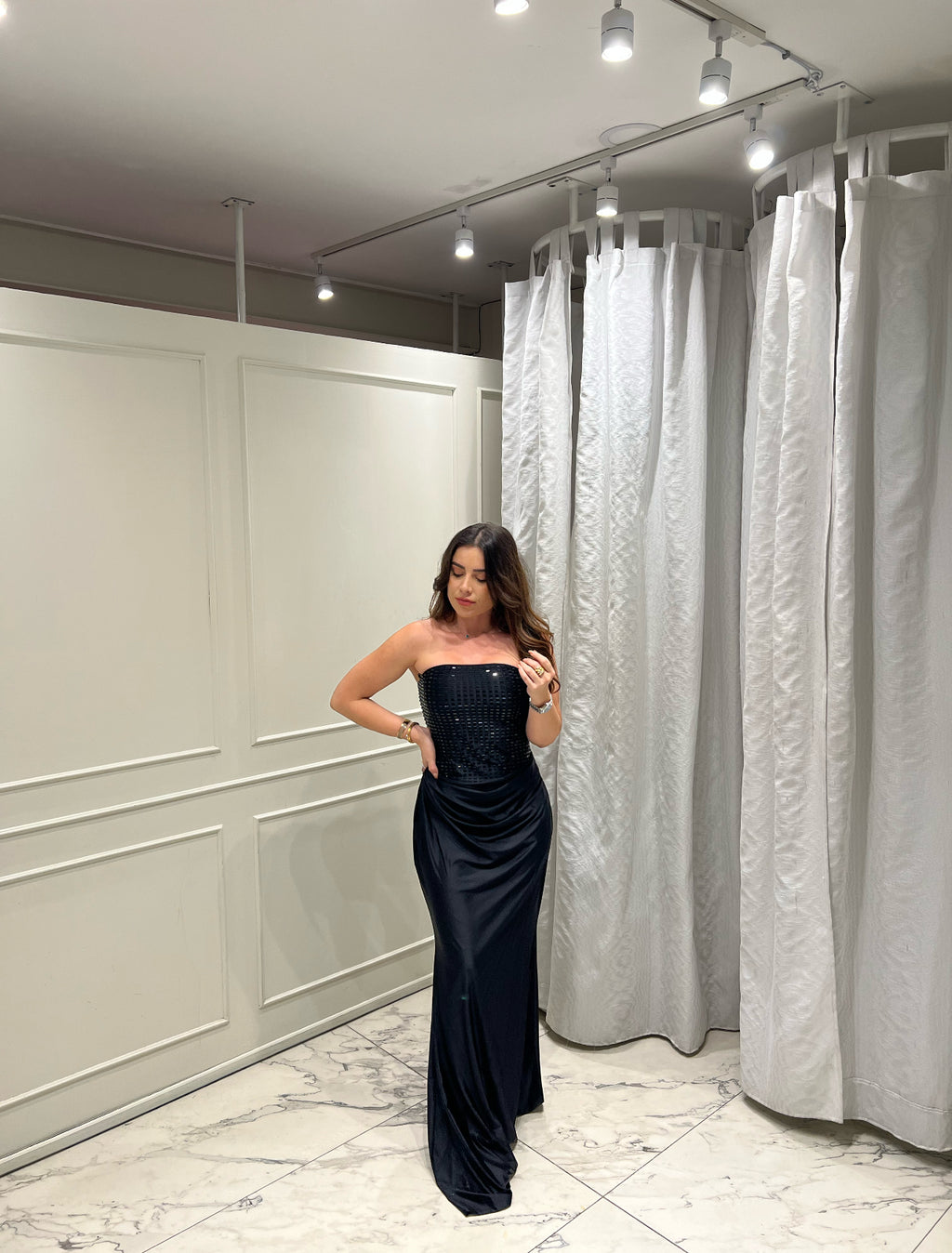 VESTIDO STRAPPLE NEGRO DE PEDRERÍA