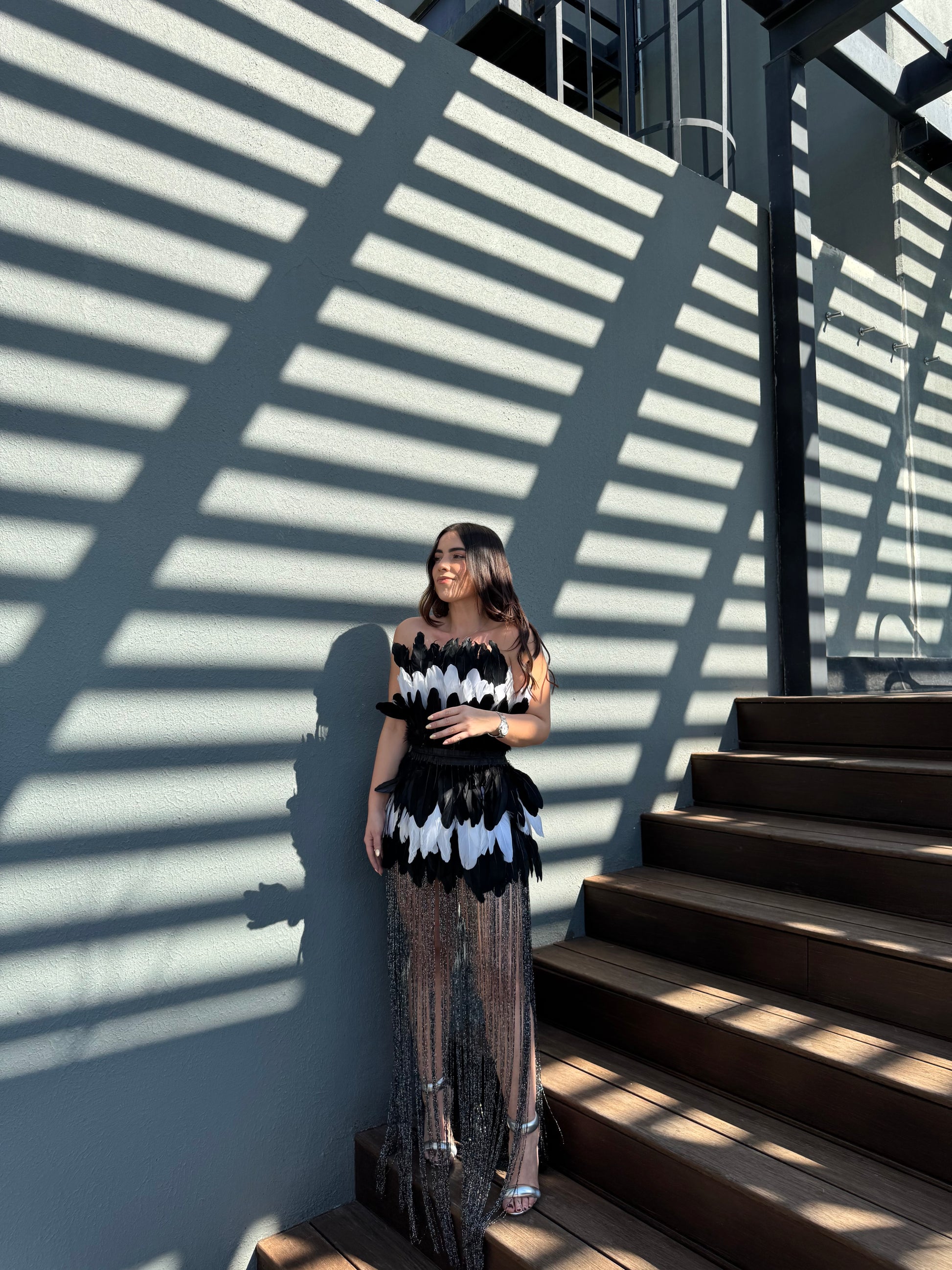 VESTIDO DE PLUMAS BLANCO CON NEGRO