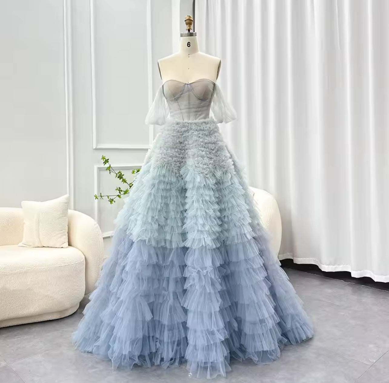VESTIDO AZUL CAPAS DE TUL