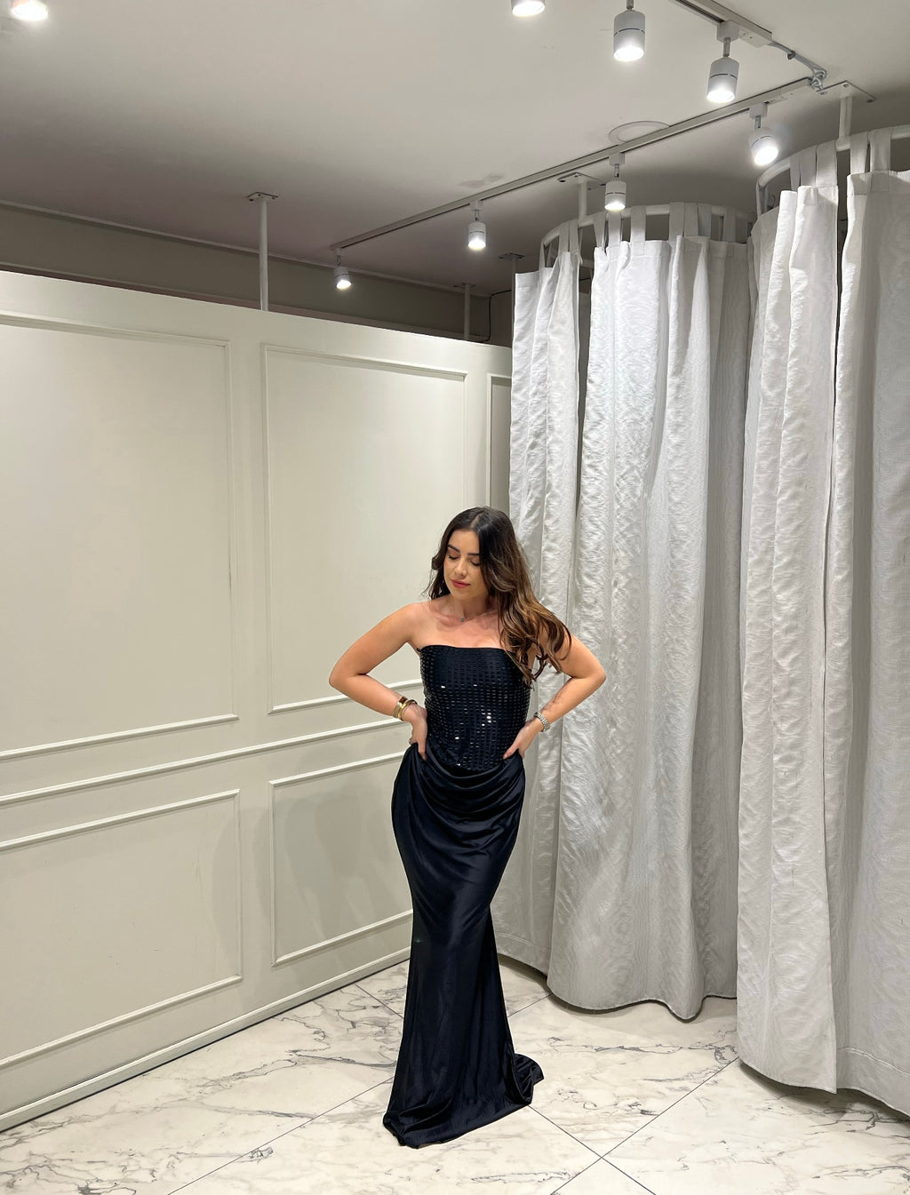 VESTIDO STRAPPLE NEGRO DE PEDRERÍA