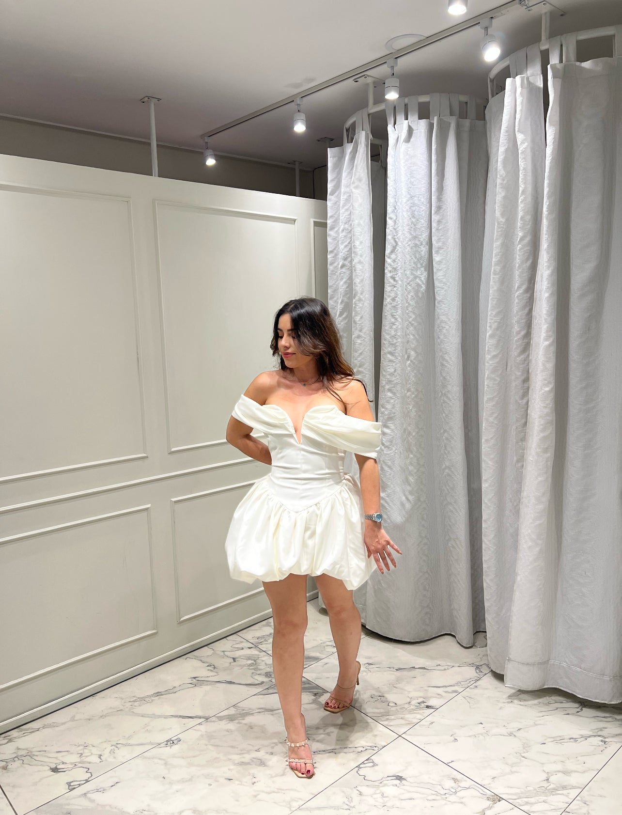 VESTIDO CORTO COLOR HUESO