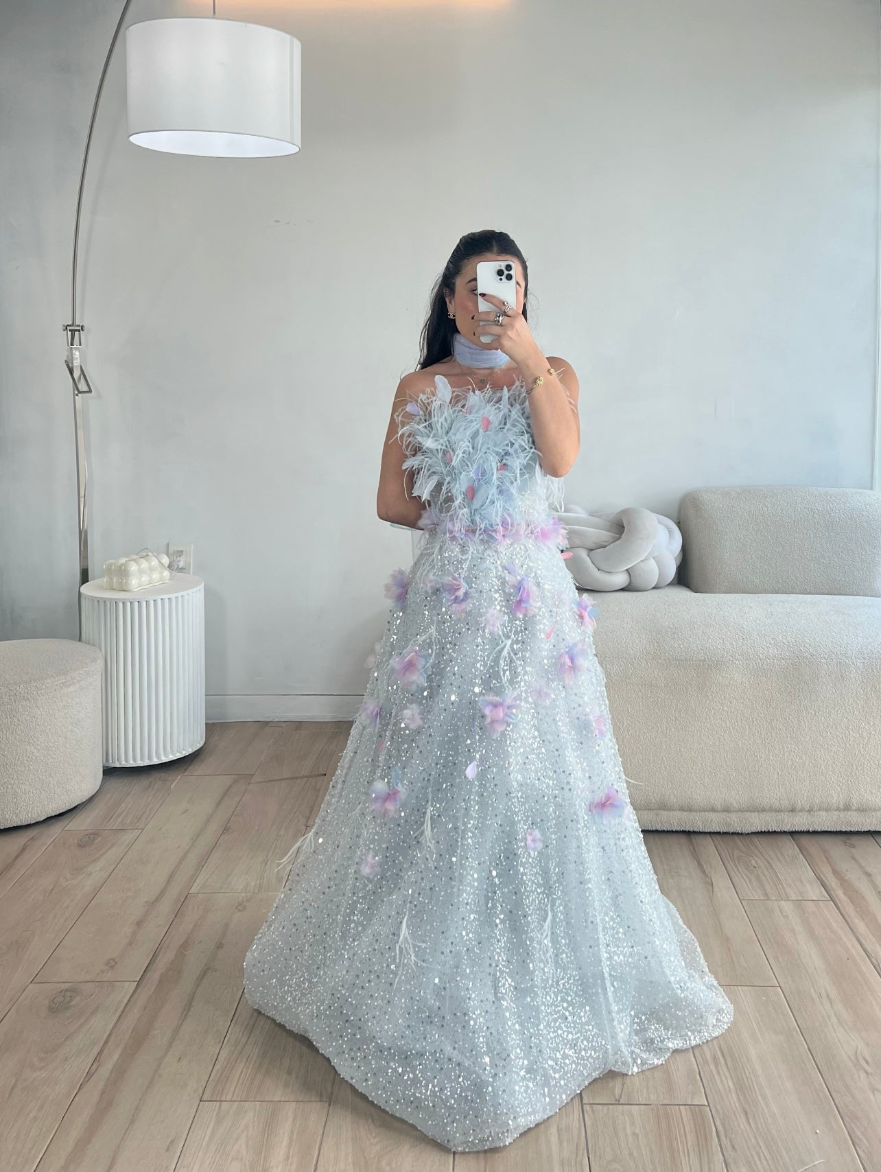VESTIDO LARGO BORDADO CON PLUMAS