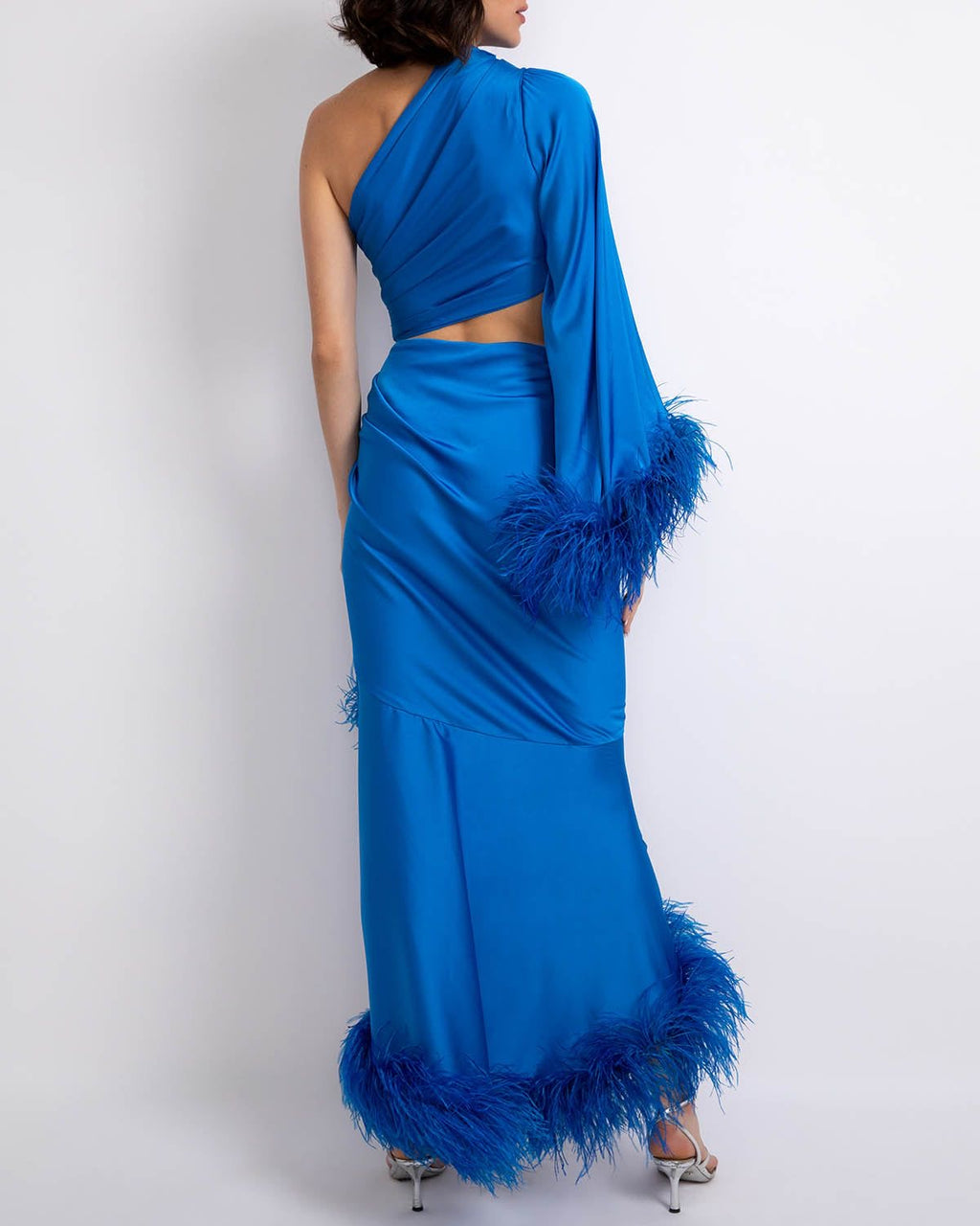 VESTIDO LARGO AZUL DE UNA MANGA CON PLUMAS