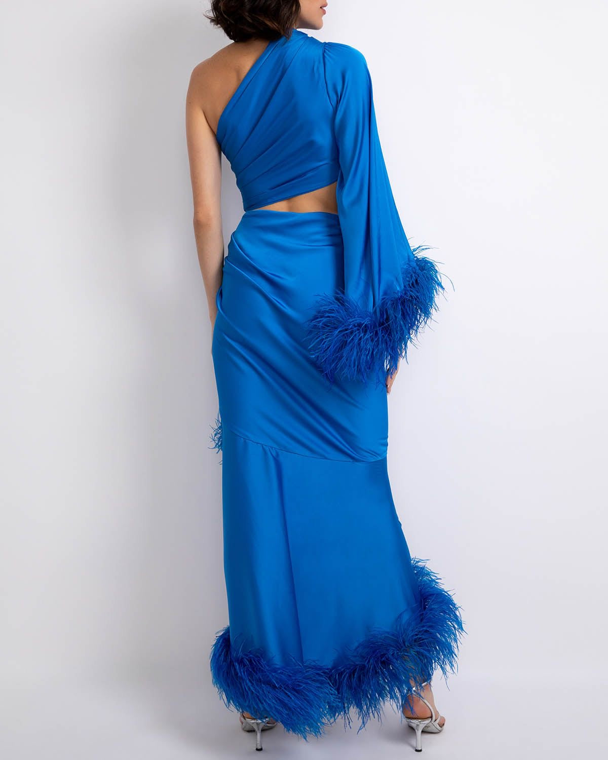 VESTIDO LARGO AZUL DE UNA MANGA CON PLUMAS