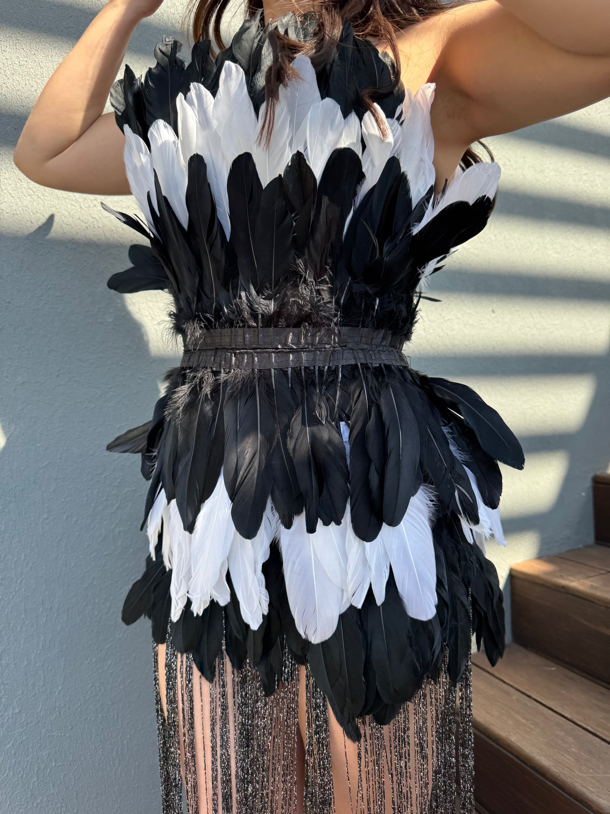 VESTIDO DE PLUMAS BLANCO CON NEGRO