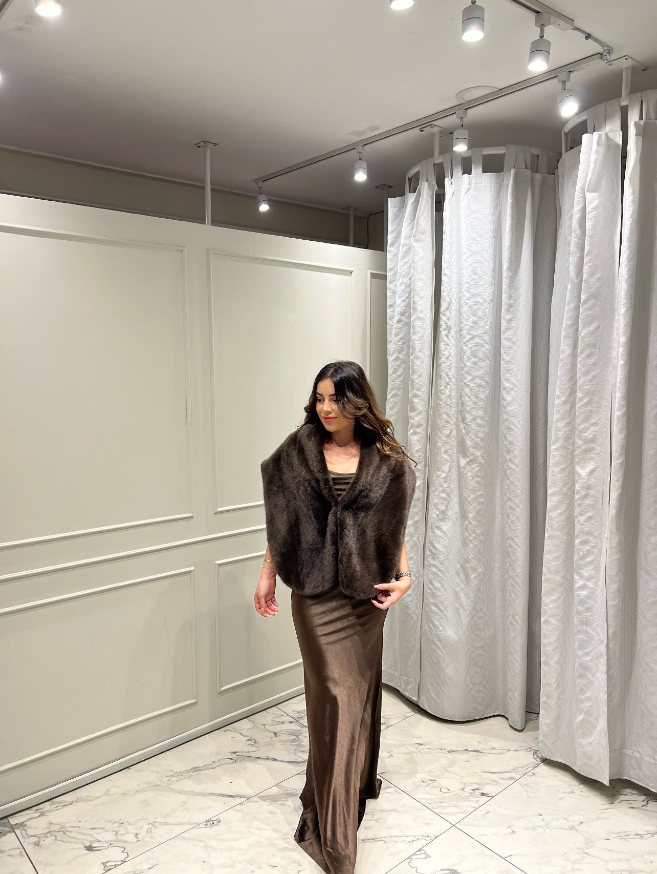 VESTIDO CAFÉ + PELUCHE