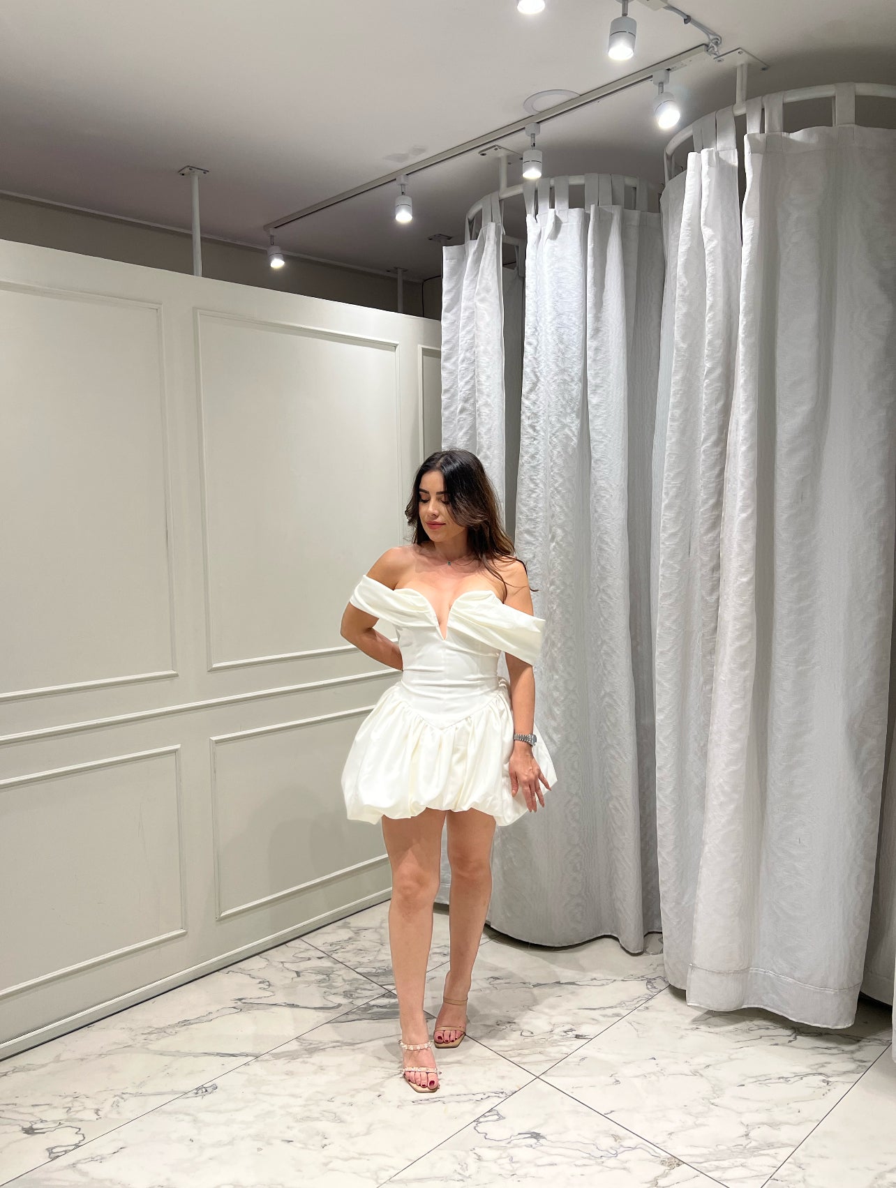 VESTIDO CORTO COLOR HUESO