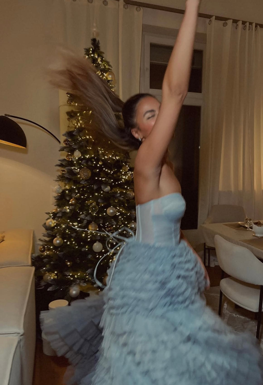 VESTIDO AZUL CAPAS DE TUL