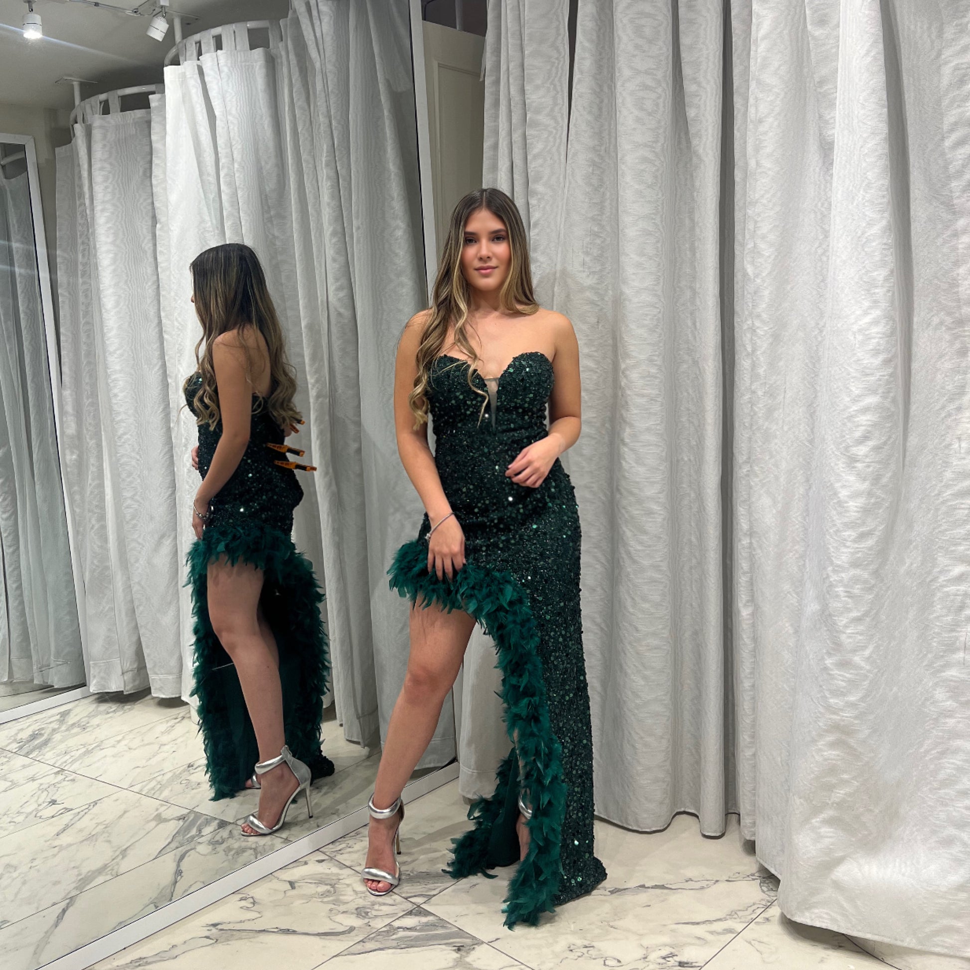 VESTIDO VERDE STRAPPLE CON PLUMAS
