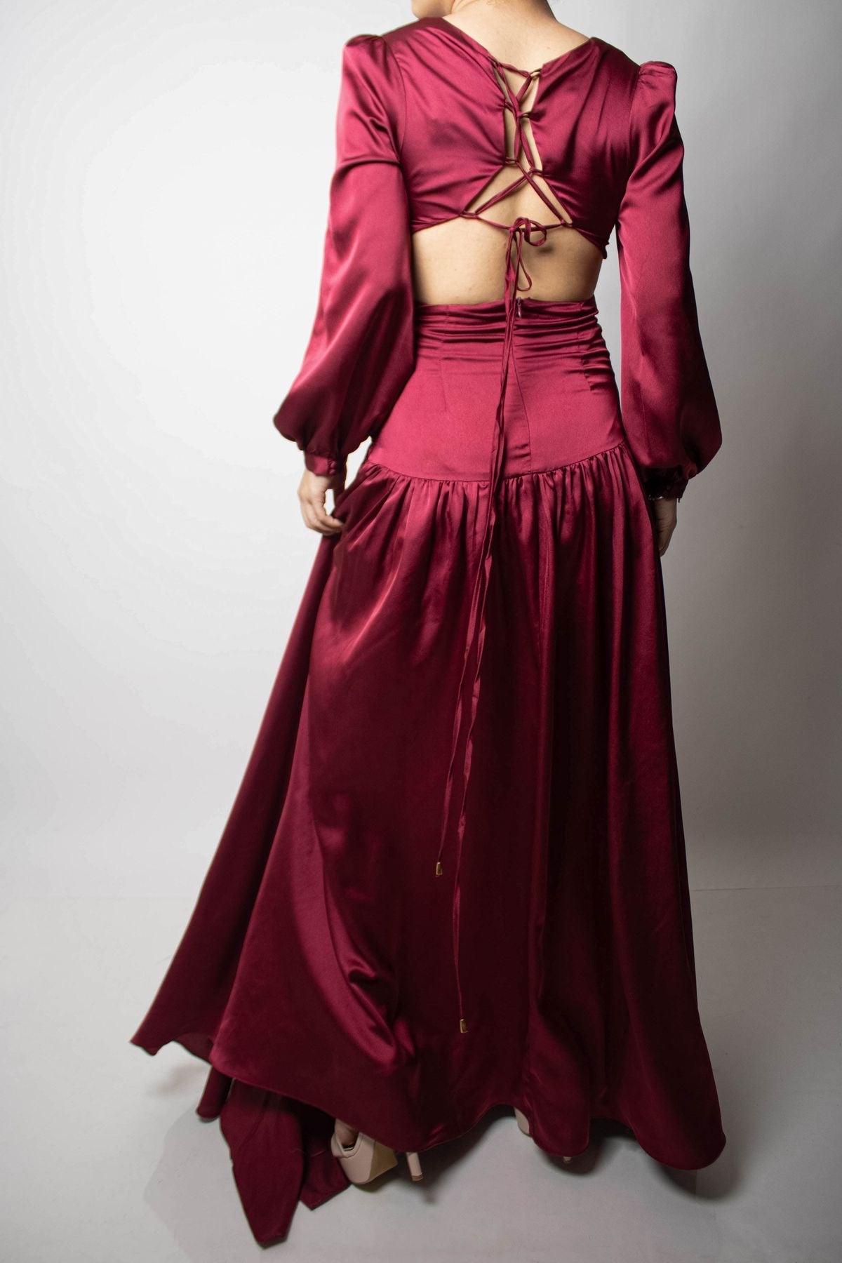 VESTIDO LARGO TINTO SATIN CUTOUT